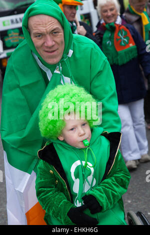 Daiton Berry Mellor, une personne de 6 ans, victime de Spina bifida lors du festival irlandais du week-end de St Patrick. Son père a fait un flotteur comme une brouette pleine de pièces d'or et de Trésor. La procession colorée s'est établie à partir du Centre du patrimoine mondial irlandais de Cheetham Hill avant de se rendre à Albert Square. Des porteurs de drapeaux représentant les 32 comtés de l’île d’Émeraude ont mené le défilé dans le centre-ville, suivis de flotteurs des associations irlandaises de la ville. Banque D'Images