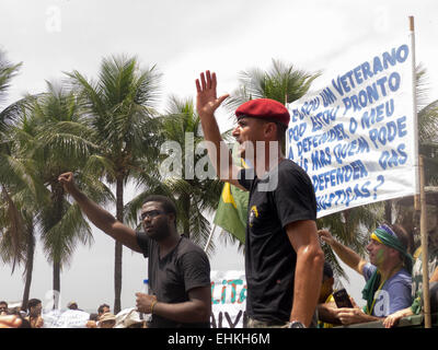 Vétéran militaire chants pour protester avec un à côté de lui. afro-brésilien Rio de Janeiro, Brésil. Manifestation contre la présidente dilma rousseff. Banque D'Images