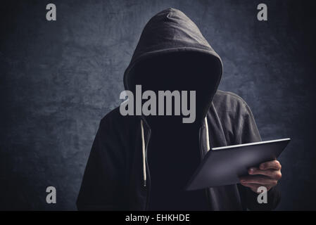 Inconnu sans visage méconnaissable homme anonyme avec digital tablet computer browsing internet. Banque D'Images