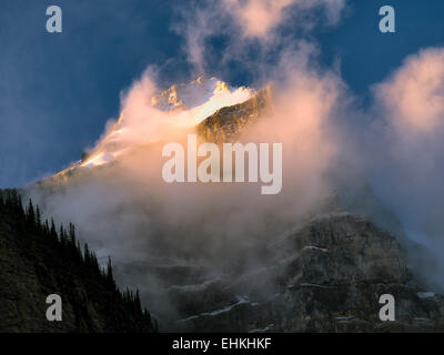 Lever tôt le matin sur les sommets autour du lac Moraine. Le parc national Banff. Alberta Canada. Banque D'Images