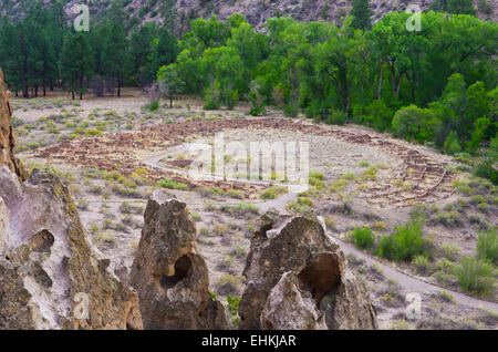 Les vestiges d'un ancien village amérindien appelé Tyuonyi Pueblo, au Bandelier National Monument, New Mexico, United States. Banque D'Images