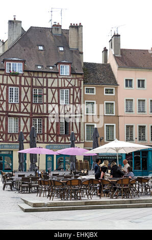 Les femmes se rassemblent pour le déjeuner à une table de la Place Saint-Vincent, Chalon-sur-Saône France. Banque D'Images