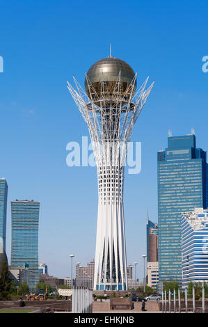 Bayterek est un monument et tour d'observation à Astana. La hauteur des bâtiments 105 mètres. Banque D'Images