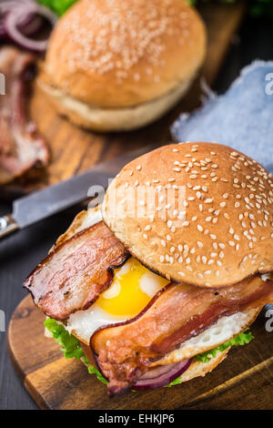 Burger fait maison sur planche de bois Banque D'Images