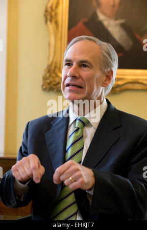 Texas Gov. Greg Abbott parle à la presse qu'il visite avec le Premier ministre irlandais, Enda Kenny à l'Alaska Governor's Mansion. Banque D'Images