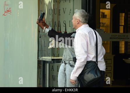 X Factor le juge Louis Walsh, dans la bonne humeur comme il marche dernières Brown Thomas et pose d'un ventilateur avec selfies, Dublin, Irlande - 10.09.14. Avec : Louis Walsh Où : Dublin, Irlande Quand : 10 mai 2014 Banque D'Images