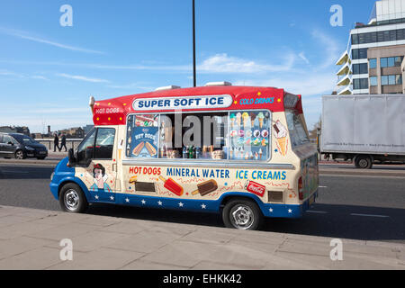 Ice Cream Van arrêt sur le pont de Londres Banque D'Images