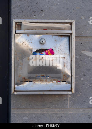 Boîte aux lettres en acier rouillé brillant rempli de publicité sur un mur de la maison à Corralejo, Fuerteventura, Espagne Banque D'Images