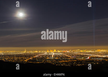 Las Vegas, Nevada, USA - 3 Février 2015 : Pleine lune et brume en début de soirée au-dessus de la ville de Las Vegas dans le sud du Nevada. Banque D'Images