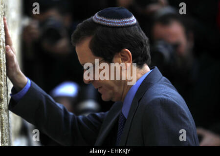 Jérusalem, Jérusalem, territoire palestinien. Mar 15, 2015. Co-leader du parti de l'Union sioniste Isaac Herzog prie au Mur Occidental à Jérusalem, le 15 mars 2015, avant que les Israéliens se rendent aux urnes pour les élections générales du 17 mars. L'Union sioniste est titulaire d'un 4 places d'avance sur le Likoud dans le dernier scrutin avant les élections du 17 mars Crédit : Muammar Awad/APA/Images/fil ZUMA Alamy Live News Banque D'Images