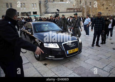 Jérusalem, Jérusalem, territoire palestinien. Mar 15, 2015. Co-leader du parti de l'Union sioniste Isaac Herzog arrive au Mur Occidental à Jérusalem, le 15 mars 2015, avant que les Israéliens se rendent aux urnes pour les élections générales du 17 mars. L'Union sioniste est titulaire d'un 4 places d'avance sur le Likoud dans le dernier scrutin avant les élections du 17 mars Crédit : Muammar Awad/APA/Images/fil ZUMA Alamy Live News Banque D'Images