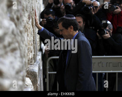 Jérusalem, Jérusalem, territoire palestinien. Mar 15, 2015. Co-leader du parti de l'Union sioniste Isaac Herzog prie au Mur Occidental à Jérusalem, le 15 mars 2015, avant que les Israéliens se rendent aux urnes pour les élections générales du 17 mars. L'Union sioniste est titulaire d'un 4 places d'avance sur le Likoud dans le dernier scrutin avant les élections du 17 mars Crédit : Muammar Awad/APA/Images/fil ZUMA Alamy Live News Banque D'Images