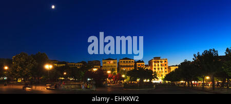 Bâtiments typiques de nuit, ville de Corfou, Grèce Banque D'Images
