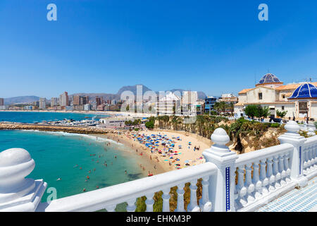 Vue sur Playa del Mal Pas et Playa de Poniente à partir de la Plaza del Castell, Vieille Ville, Benidorm, Costa Blanca, Espagne Banque D'Images