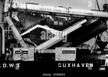 AJAXNETPHOTO. 12ème octobre,1982. SOLENT, ANGLETERRE - ÉPAVE TUDOR - LE RESTE FRAGILE DU NAVIRE DE GUERRE MARY ROSE TUDOR COULÉ EN 1545 DE DESCENDRE DANS SON BERCEAU SPÉCIAL SUR UNE BARGE PAR LA barge-grue DORIS HOWARD TOG MOR. PHOTO:JONATHAN EASTLAND/AJAX. REF:CD21207/1/102. SHI HD MARIE ROSE  002. Banque D'Images