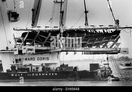 AJAXNETPHOTO. 12ème octobre,1982. SOLENT, ANGLETERRE - ÉPAVE TUDOR - LE RESTE FRAGILE DU NAVIRE DE GUERRE MARY ROSE TUDOR COULÉ EN 1545 DE DESCENDRE DANS SON BERCEAU SPÉCIAL SUR UNE BARGE PAR LA barge-grue DORIS HOWARD TOG MOR. PHOTO:COLIN JARMAN/AJAX. REF:CD21207/1/102. SHI HD MARIE ROSE  003. Banque D'Images