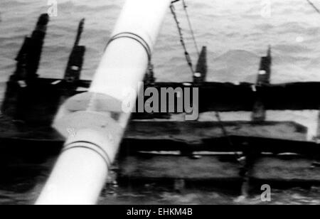 AJAXNETPHOTO. 12ème octobre,1982. SOLENT, ANGLETERRE - TUDOR WRECK - PREMIÈRE VUE D'ÉPAVES POUR DES MILLIONS DE TÉLÉSPECTATEURS - LA DEMEURE FRAGILE DU NAVIRE DE GUERRE MARY ROSE TUDOR COULÉ EN 1545 après 437 ans d'être SOULEVÉES DANS SON SOLENT tombe. PHOTO:JONATHAN EASTLAND/AJAX. REF:CD21207/1/102. SHI HD MARIE ROSE  005. Banque D'Images