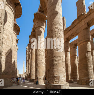 Piliers dans la salle hypostyle en regardant vers l'Obélisque Hatshepsout, de la Cité parlementaire d'Amon, Temple de Karnak, Louxor, Egypte Banque D'Images