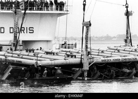 AJAXNETPHOTO. 12ème octobre,1982. SOLENT, ANGLETERRE - TUDOR WRECK - SON ALTESSE ROYALE LE PRINCE CHARLES (EN ROBE BLANCHE À BORD D'EMBARCATIONS D'ASSAUT BAS À GAUCHE.) INPSECTS LA DEMEURE FRAGILE DU NAVIRE DE GUERRE MARY ROSE TUDOR COULÉ EN 1545 DE DESCENDRE DANS SON BERCEAU SPÉCIAL SUR UNE BARGE PAR LA barge-grue DORIS HOWARD TOG MOR. À CE STADE DE L'ascenseur, LA PARTIE SUPÉRIEURE DE LA STATION venait de s'effondrait. PHOTO:COLIN JARMAN/AJAX. REF:CD21207/1/102. SHI HD MARIE ROSE  006. Banque D'Images