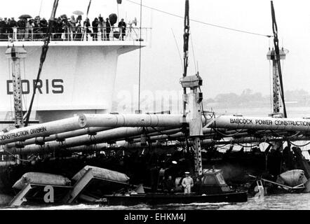 AJAXNETPHOTO. 12ème octobre,1982. SOLENT, ANGLETERRE - TUDOR WRECK - SON ALTESSE ROYALE LE PRINCE CHARLES (EN ROBE BLANCHE À BORD D'EMBARCATIONS D'ASSAUT CENTRE INFÉRIEUR.) inspecte LA DEMEURE FRAGILE DU NAVIRE DE GUERRE MARY ROSE TUDOR COULÉ EN 1545 SECONDES AVANT DE LA PARTIE SUPÉRIEURE DU SUPPORT DE LEVAGE EST effondré, comme il était en train d'être ABAISSÉ SUR UNE BARGE PAR LA barge-grue DORIS HOWARD TOG MOR. PHOTO:COLIN JARMAN/AJAX. REF:CD21207/1/102. SHI HD MARIE ROSE  007. Banque D'Images