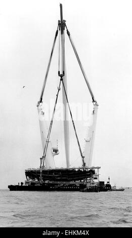 AJAXNETPHOTO. 12ème octobre,1982. SOLENT, ANGLETERRE - ÉPAVE TUDOR - LE RESTE FRAGILE DU NAVIRE DE GUERRE MARY ROSE TUDOR COULÉ EN 1545 DE DESCENDRE DANS SON BERCEAU SPÉCIAL SUR UNE BARGE PAR LA barge-grue DORIS HOWARD TOG MOR. PHOTO:JONATHAN EASTLAND/AJAX. REF:CD21207/1/102. SHI HD MARIE ROSE  11. Banque D'Images