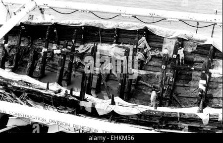 AJAXNETPHOTO. 8ème décembre 1982. PORTSMOUTH, Angleterre. - Navire de TUDOR VIENT À LA MAISON - LA PRÉPARATION DU CORPS D'HENRY VIII TUDOR DU MARY ROSE NAVIRE RÉCUPÉRÉ DU SOLENT SUR DES FONDS MARINS 12/10/82 AVANT DE PÉNÉTRER DANS LE VIEUX NR.3 QUAI À PORTSMOUTH DOCKYARD OÙ ELLE SERA basée en permanence. HMS Victory, vaisseau amiral de Nelson EST SITUÉ DANS L'NR.2.DOCK. PHOTO:SIMON BARNET/AJAX REF:821208 08 Banque D'Images