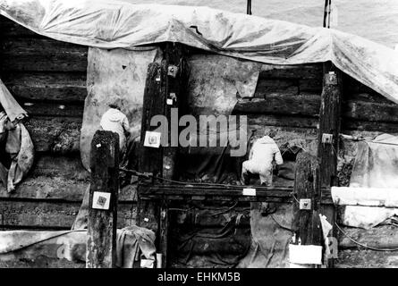 AJAXNETPHOTO. 8ème décembre 1982. PORTSMOUTH, Angleterre. - Navire de guerre VIENT À LA MAISON TUDOR - SÉCURISER LES RESTES D'HENRY VIII TUDOR DU MARY ROSE NAVIRE RÉCUPÉRÉ DU SOLENT SUR DES FONDS MARINS 12/10/82 AVANT DE LE DÉPLACER DANS UNE CALE SÈCHE À CÔTÉ DE NELSON'S HMS Victory. PHOTO:SIMON BARNET/AJAX REF:821208 009 Banque D'Images