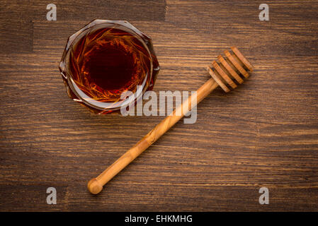 Bol de miel sur la table en bois. Aromatique et savoureux. Banque D'Images