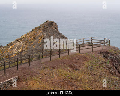 Rocs arides falaises et une partie de la plaque africaine, vue sur l'océan Atlantique d'Entallada leuchtturm Fuerteventura, îles Canaries Banque D'Images