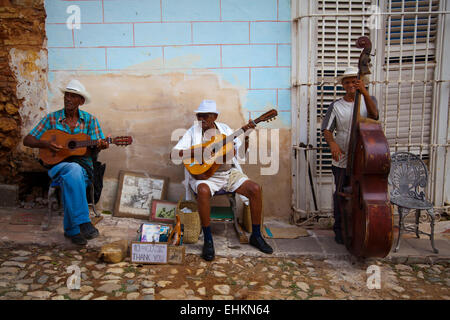 Des musiciens jouent dans les rues de Trinidad, Cuba Banque D'Images