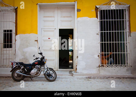 Cyclomoteur en face de mur jaune, Trinidad, Cuba Banque D'Images