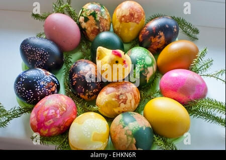 Les oeufs de Pâques les oeufs de Pâques ou décorée à la main, à la teinture, avec des peaux d'oignon et les graines de lin. Banque D'Images