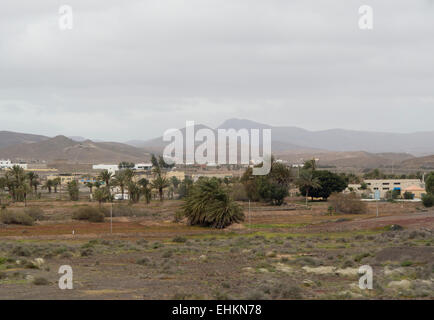 Vue sur la campagne à Fuerteventura canaries, sec, collines et plaines arides de quelques palmiers et petites maisons blanches Banque D'Images