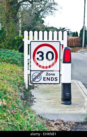Inscrivez-conseiller d'un changement de vitesse sur une route au Royaume-Uni Banque D'Images