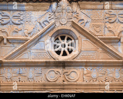 Église de Nuestra Señora de la regla de Pájara , façade close up avec des sculptures sur pierre, motifs Aztèque Fuerteventura Espagne Banque D'Images