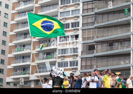 Rio de Janeiro, Brésil. Mar 15, 2015. Les manifestants de participer à une manifestation antigouvernementale à Rio de Janeiro, Brésil, le 15 mars 2015. Une manifestation a eu lieu ici à la plage de Copacabana, le dimanche. Credit : Xu Zijian/Xinhua/Alamy Live News Banque D'Images