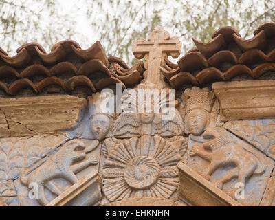 Église de Nuestra Señora de la regla de Pájara , façade close up avec des sculptures sur pierre, motifs Aztèque Fuerteventura Espagne Banque D'Images