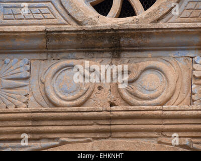 Église de Nuestra Señora de la regla de Pájara , façade close up avec des sculptures sur pierre, motifs Aztèque Fuerteventura Espagne Banque D'Images