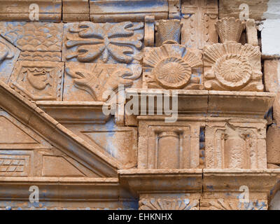 Église de Nuestra Señora de la regla de Pájara , façade close up avec des sculptures sur pierre, motifs Aztèque Fuerteventura Espagne Banque D'Images