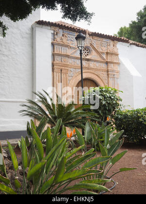 Église de Nuestra Señora de la regla de Pájara , façade avec des sculptures sur pierre, motifs Aztèque Fuerteventura Espagne Banque D'Images