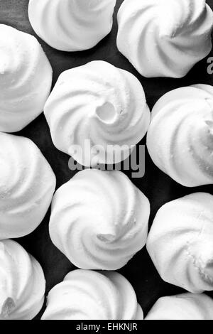 Sélection de nids de meringue blanche en noir et blanc Banque D'Images