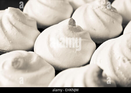 Sélection de nids de meringue blanche en monochrome Banque D'Images