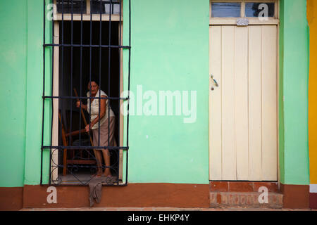 Une femme balaie sa maison à Trinidad, Cuba Banque D'Images