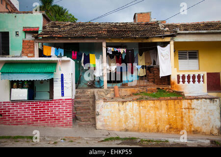 Le surpeuplement des logements dans un quartier pauvre de Trinidad, Cuba Banque D'Images