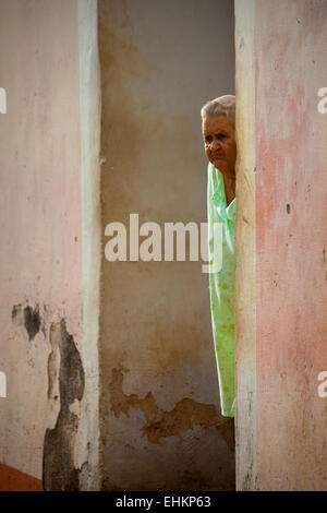 Une vieille femme donne à Trinidad, Cuba Banque D'Images