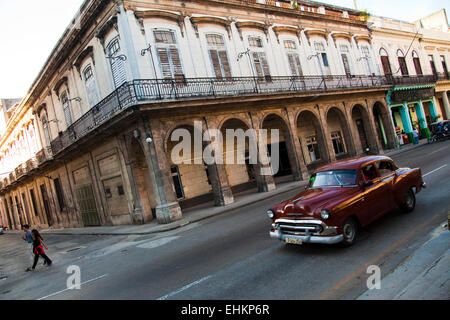 De vieux bâtiments en ruine et voiture classique, La Havane, Cuba Banque D'Images