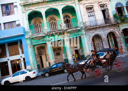De vieux bâtiments en ruine et cheval et panier, La Havane, Cuba Banque D'Images
