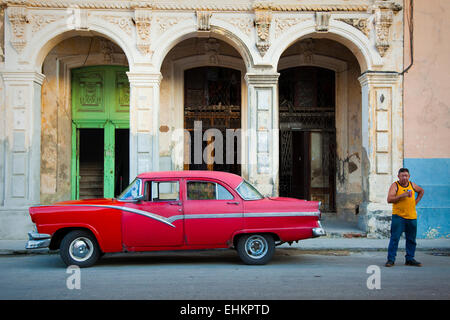 De vieux bâtiments en ruine et voiture classique, La Havane, Cuba Banque D'Images