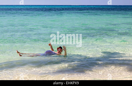 Fat Man in a retro maillot de dos dans la mer Banque D'Images