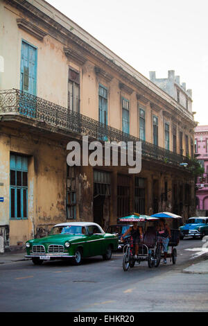 Classic Car et vélo taxi, La Havane, Cuba Banque D'Images